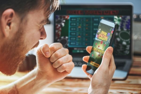 Dealer langsung dalam studio blackjack Pretty Gaming